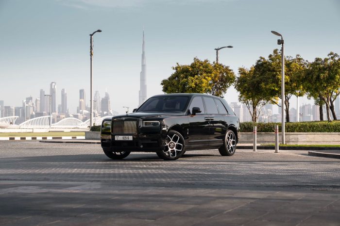 Mieten Sie Rolls Royce Cullinan in Dubai