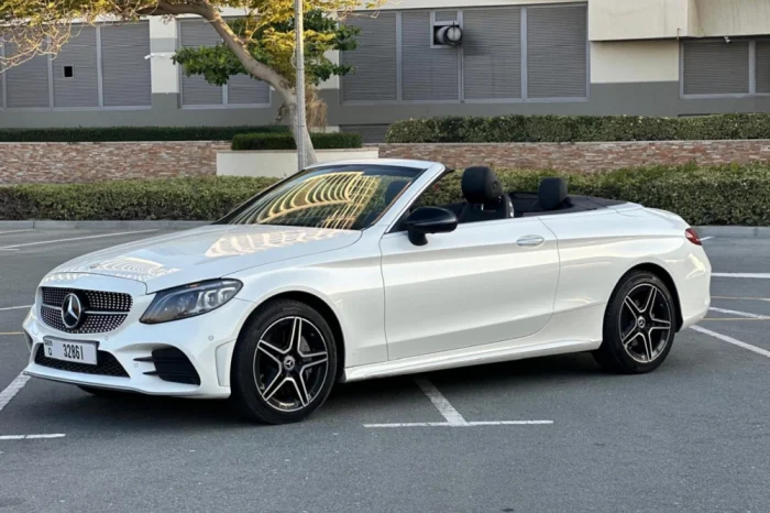 Mieten Sie ein Mercedes C300-Auto in Dubai